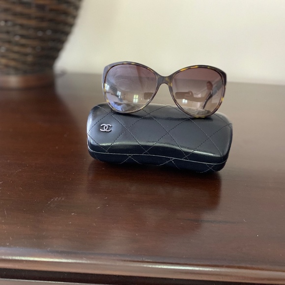 Chanel women's sunglasses with case - Picture 2 of 4